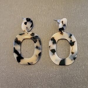 ⭐ 2/$10 or 3/$12 Zenzii lucite loop tortoise shell earrings